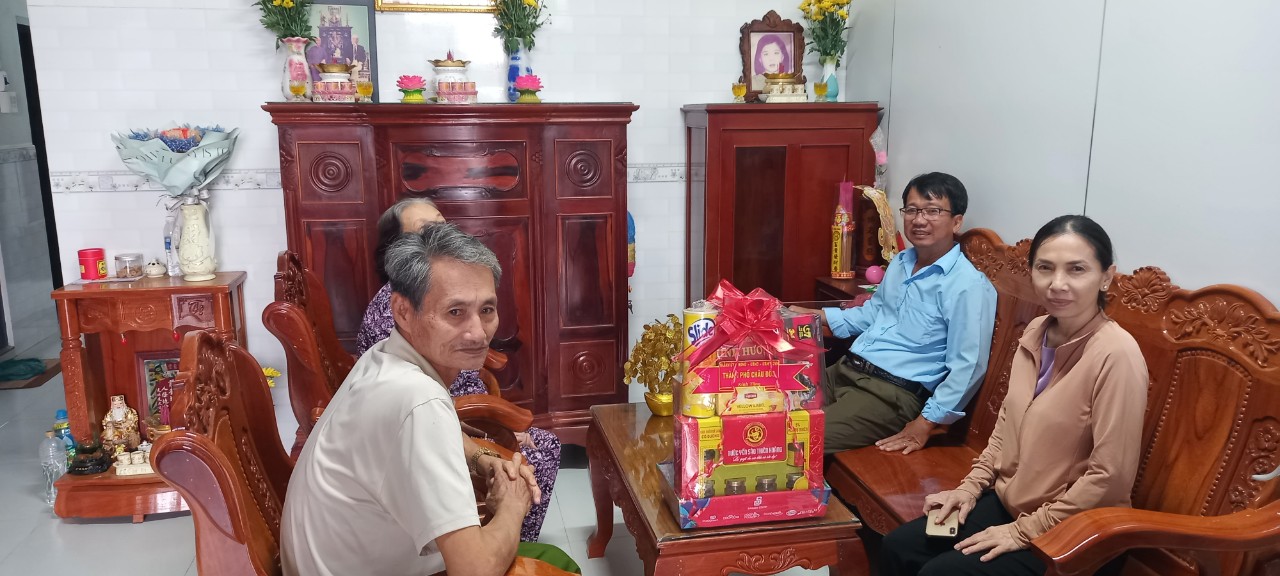 đoàn đến thăm và tặng quà các gia đình chính sách, người có công khóm Châu Long 8