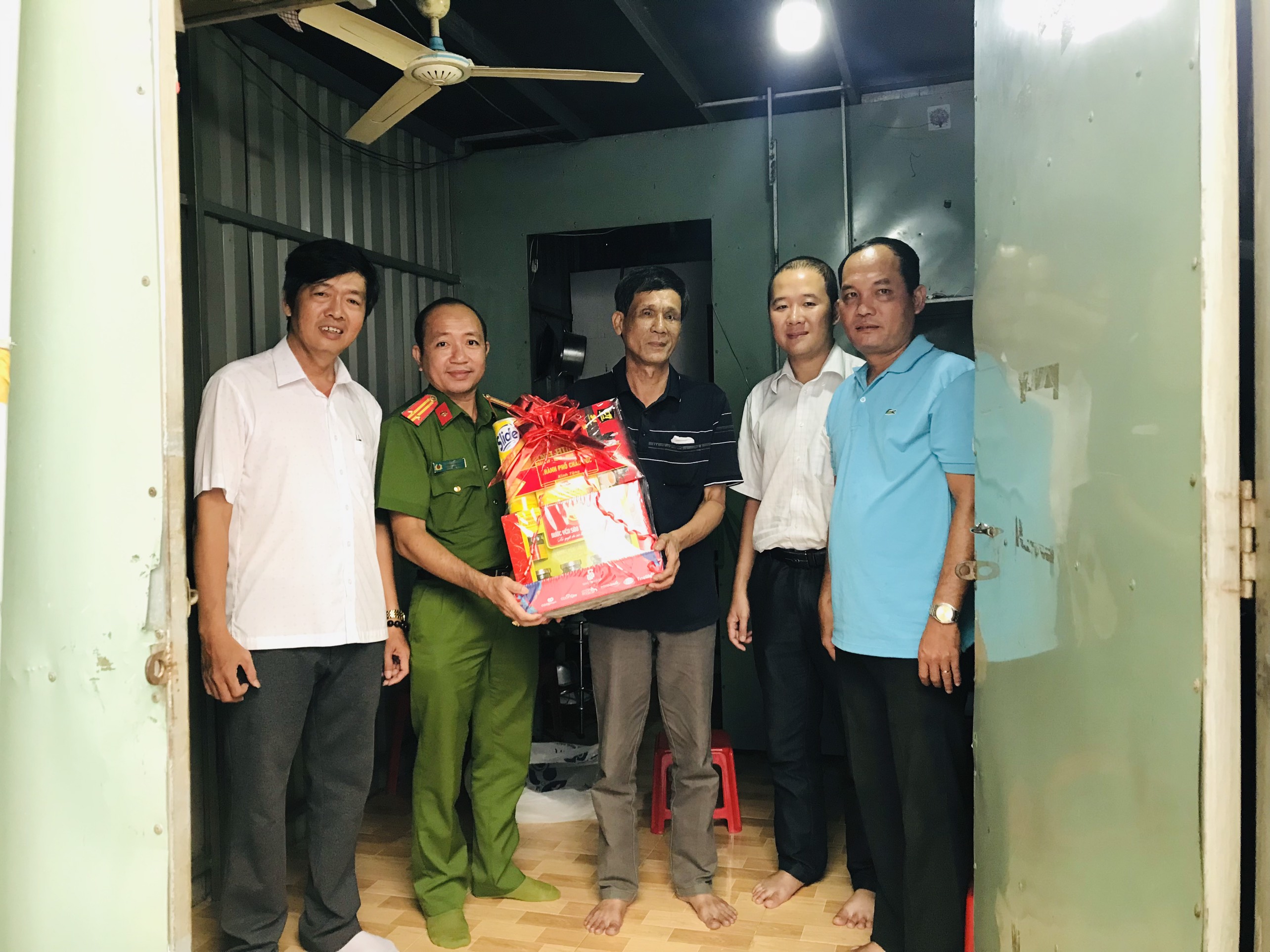 Đoàn đến thăm và tặng quà gia đình chính sách, người có công khóm Châu Long 2